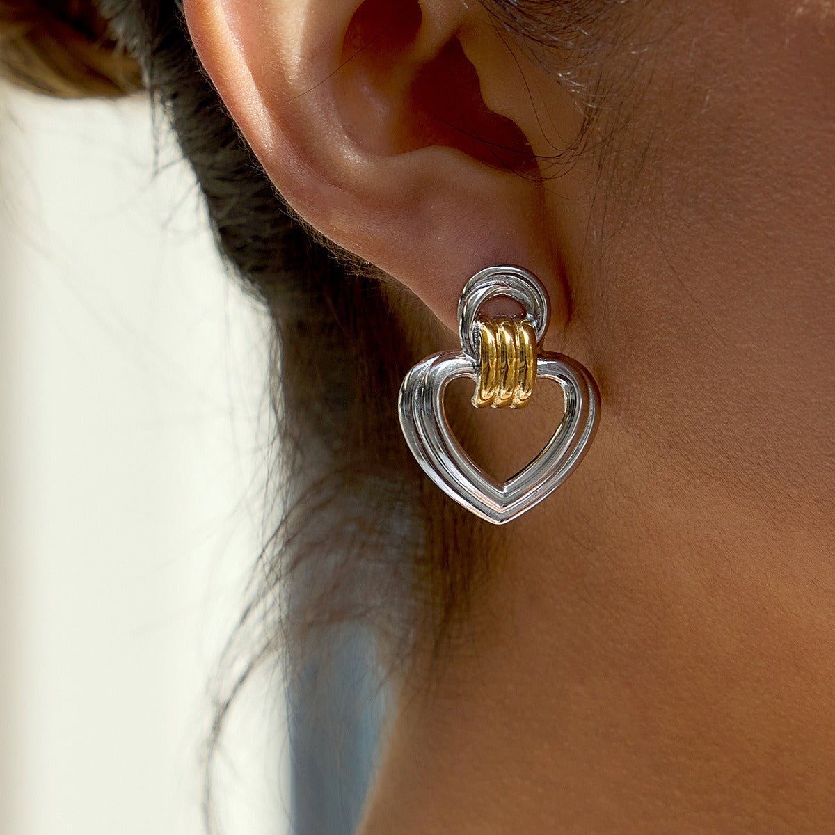 Velóra Auri – Heart Glow Studs - VELORÁ