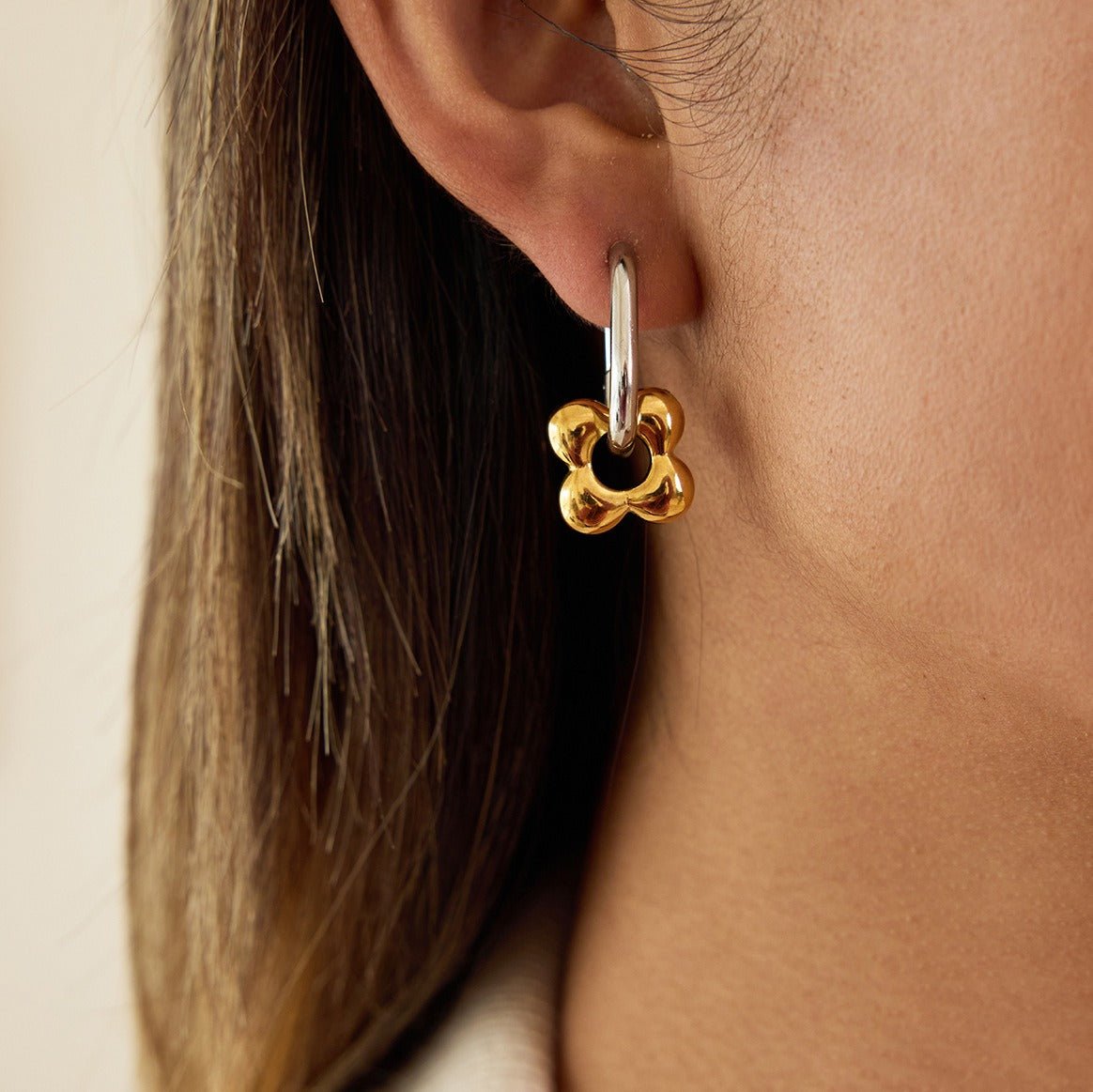 Velóra Auri – Luxe Flower Hoops - VELORÁ