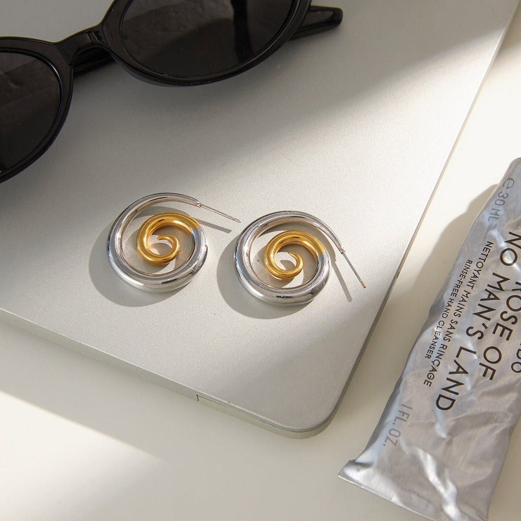 Velóra Auri – Threaded Gold Titanium Earrings - VELORÁ