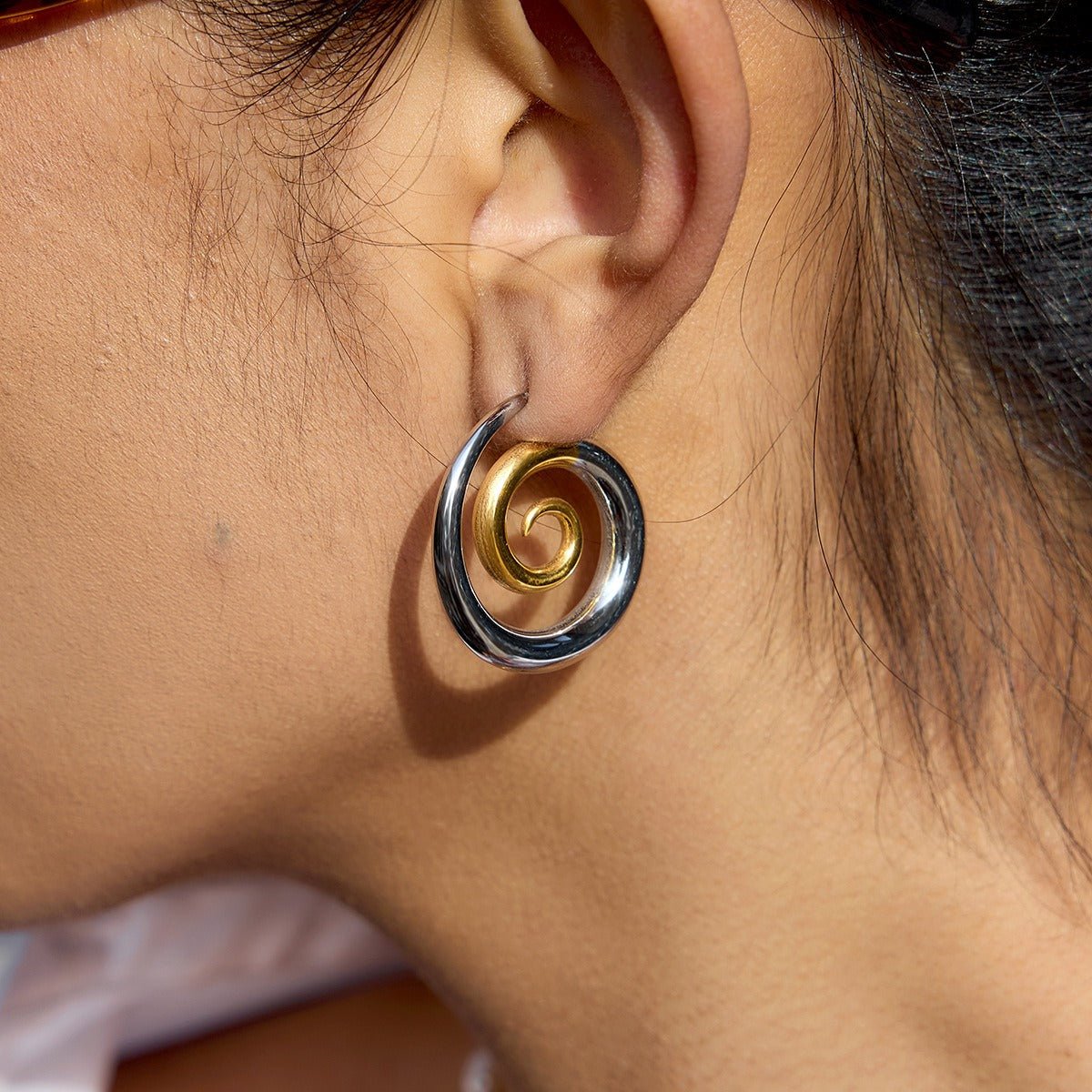 Velóra Auri – Threaded Gold Titanium Earrings - VELORÁ