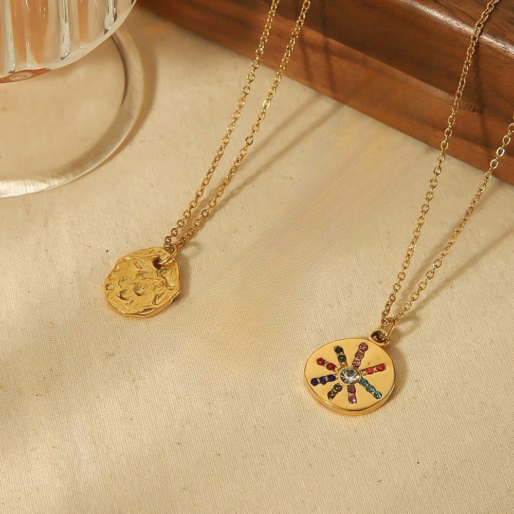 Velóra Nóva – Radiant Embossed Pendant Necklace - VELORÁ