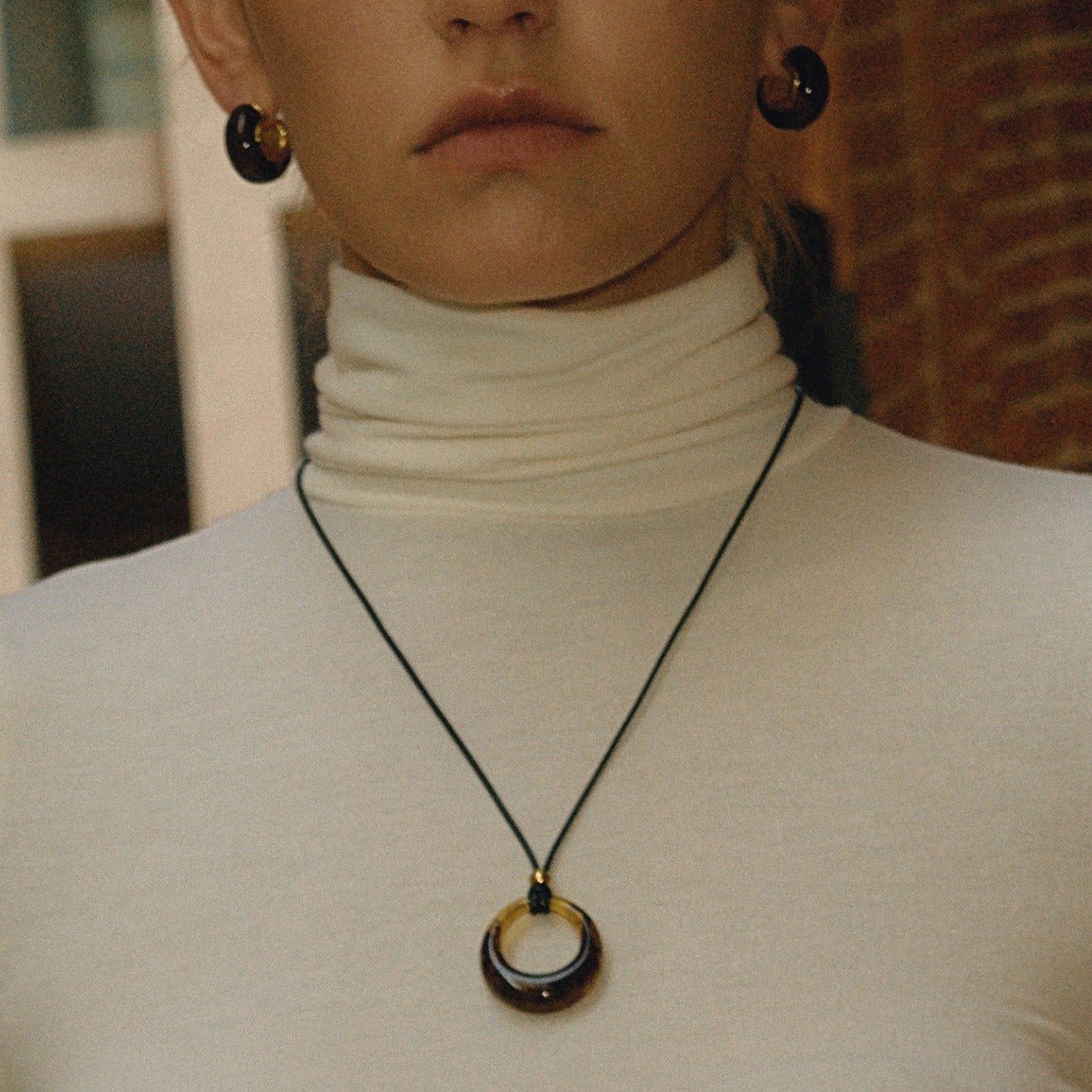 Velóra Sélene – Amber Resin Long Necklace - VELORÁ