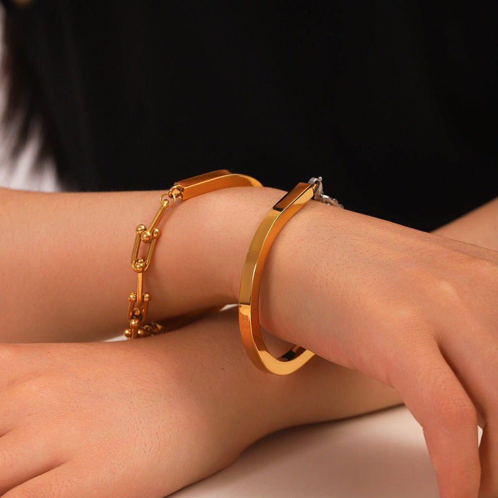 Velóra Sélene – Horseshoe Clasp Chain Bracelet - VELORÁ